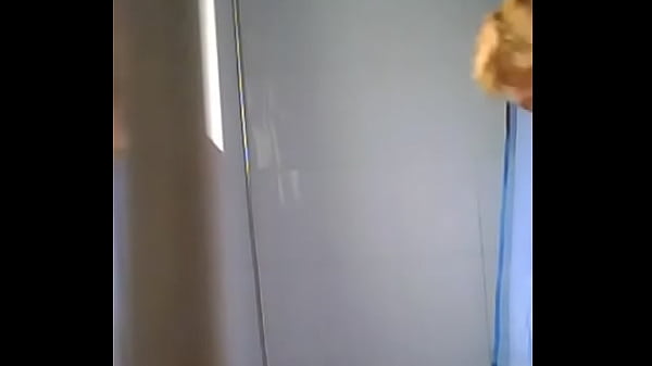 Amiga da  mãe no banho