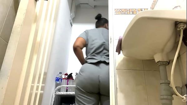 Enfermera de siquiatrico meando gran botin